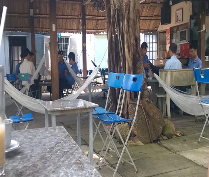 Trong những tin tức ph&aacute;p luật mới nhất h&ocirc;m nay c&oacute; vụ buộc th&ocirc;i việc 5 c&aacute;n bộ trật tự đ&ocirc; thị đ&aacute;nh b&agrave;i ăn tiền