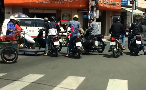 Trong những tin tức ph&aacute;p luật 24h qua c&oacute; vụ d&agrave;n cảnh đụng xe m&oacute;c t&uacute;i hơn 71 triệu đồng