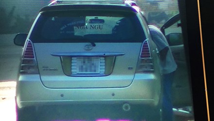 Theo những tin ph&aacute;p luật online trong n&agrave;y, Thượng &uacute;y Nam mượn xe l&aacute;i đi nhận hối lộ, bị &ocirc;ng Lợi quay video v&agrave; ghi &acirc;m