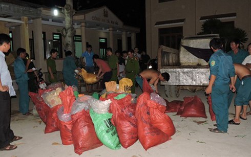 Trong những tin tức pháp luật online mới nhất hôm nay có vụ bắt xe ô tô vận chuyển trái phép gần 1 tấn thuốc nổ ở Quảng Ngãi