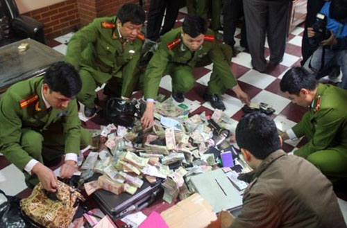 Trong những tin pháp luật online nổi bật hôm nay có vụ triệt phá sới bạc ‘quý bà’ ở Quảng Ninh