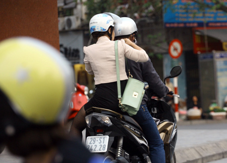 Trong những tin pháp luật mới nhất hôm nay có vụ bắt giữ đối tượng chuyên cướp giật túi xách của phụ nữ ở Hà Nội