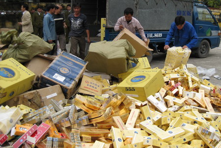 Phát hiện 6.500 gói thuốc lá lậu từ Lào tuồn vào Việt Nam là một trong những tin pháp luật mới nhất hôm nay