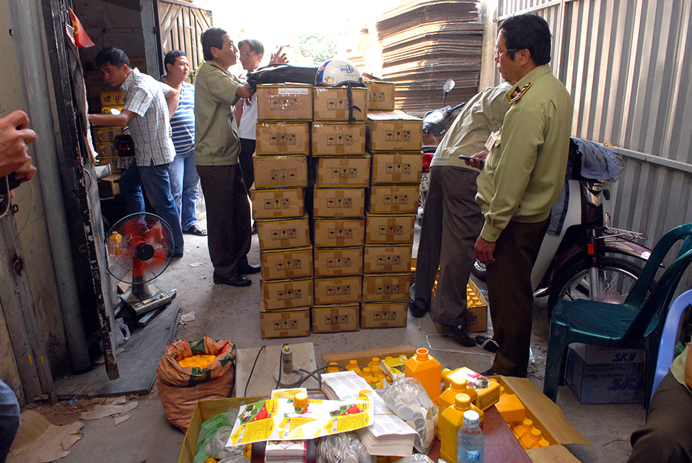 Trong những tin tức pháp luật mới nhất hôm nay có vụ thu giữ 15 nghìn chai phân bón ‘quá đát’
