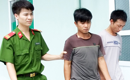 Trong những tin pháp luật 24h qua có vụ tóm gọn 2 đối tượng dùng xe taxi buôn ma túy ở Hà Tĩnh