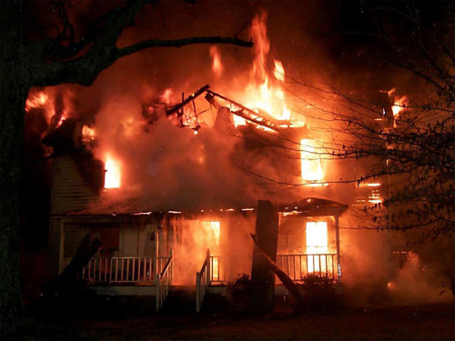 Trong những tin tức pháp luật mới nhất hôm nay có tin phóng hỏa đốt nhà vì mâu thuẫn gia đình