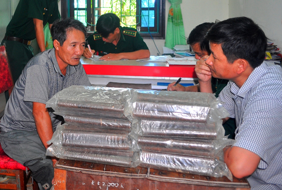 Những tin pháp luật mới nhất hôm nay đề cập đến vụ bắt giữ 2 đối tượng vận chuyển gần 300kg thuốc nổ ở Hà Tĩnh