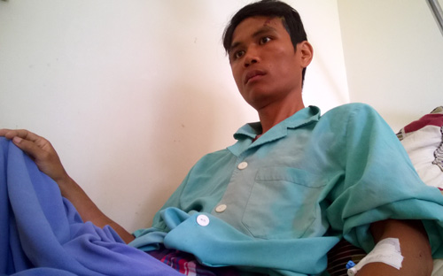 Anh Bùi Duy Vương bị đánh gãy xương sườn trái đang điều trị tại bệnh viện, theo những tin tức pháp luật online trong ngày