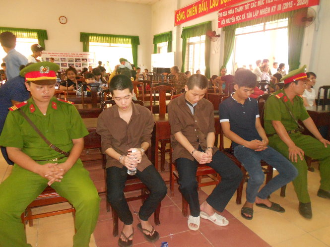 Trong những tin pháp luật 24h qua có phiên tòa xét xử vụ án ‘ném đá xe khách để giải rượu’ ở Bình Phước