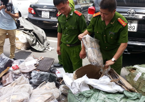Xưởng làm giả túi xách hàng hiệu ở Hà Nội bị xóa sổ là một trong những tin tức pháp luật 24h qua