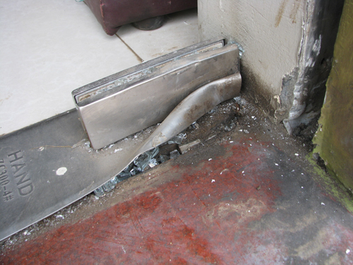 Hiện trường vụ nổ mìn làm hỏng cửa cuốn, vỡ cửa kính, theo những tin tức pháp luật online trong ngày