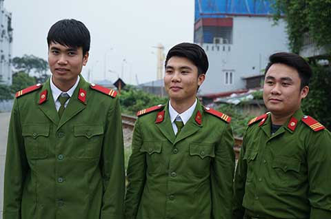 Thượng sỹ Đồng Xuân Linh (giữa) và đồng đội, theo tin tức pháp luật mới nhất hôm nay