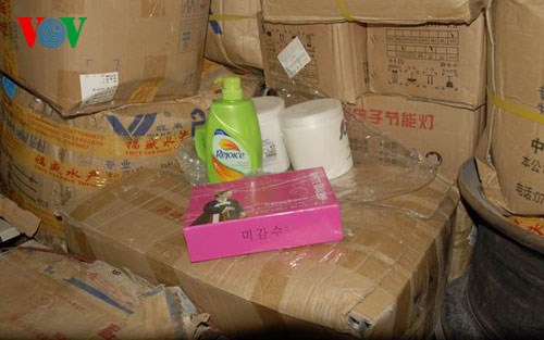 Trong những tin tức pháp luật 24h qua có vụ phát hiện hàng nghìn túi, hộp mỹ phẩm ở cửa khẩu Móng Cái