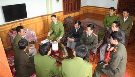 Lãnh đạo Công an tỉnh Nghệ An thăm, động viên và trao tiền hỗ trợ cho ông Hiệu (ngồi trong cùng bên trái)
