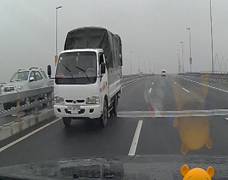 Chiếc xe tải đi ngược chiều trên cầu Nhật Tân, theo những tin tức pháp luật mới nhất hôm nay