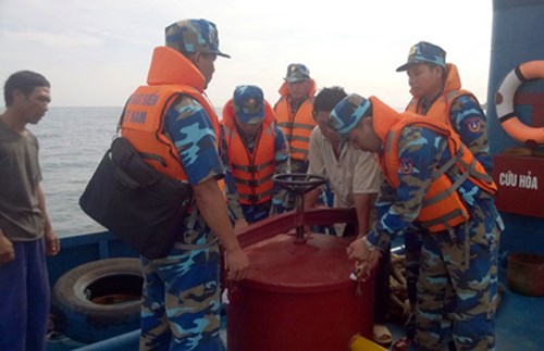 Trong những tin tức pháp luật online mới nhất hôm nay có vụ cảnh sát biển bắt giữ tàu chở xăng lậu ở Nghệ An