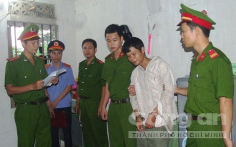 Công an huyện Đức Thọ (Hà Tĩnh) đọc lệnh bắt khẩn cấp đối với Nguyễn Ngọc Long