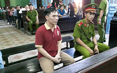 Bị cáo Huynh lúc tòa nghị án