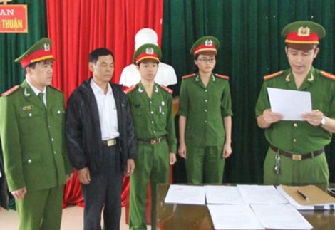 Cảnh sát đọc quyết định khởi tố bị can đối với ông Phan Công Hiền (thứ hai từ trái sang).