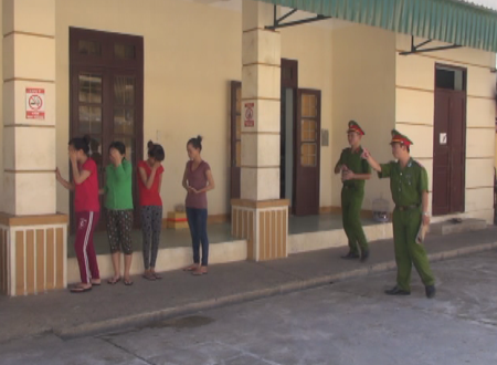 Các đối tượng nữ bị bắt giam tại Công an huyện Tư Nghĩa, theo những tin tức pháp luật 24h qua
