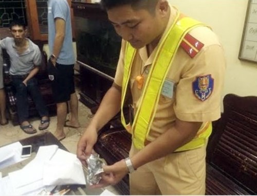 Tin tức pháp luật mới nhất: Tổ công tác Phòng CSGT Công an tỉnh Bắc Giang đã bắt được đối tượng tình nghi vận chuyển ma túy đá