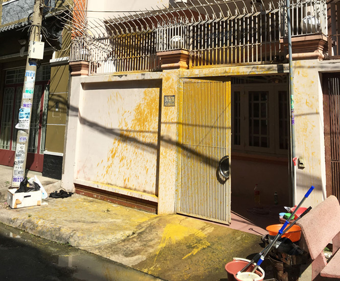 Căn nhà bị tạt sơn trộn mắm tôm nham nhở