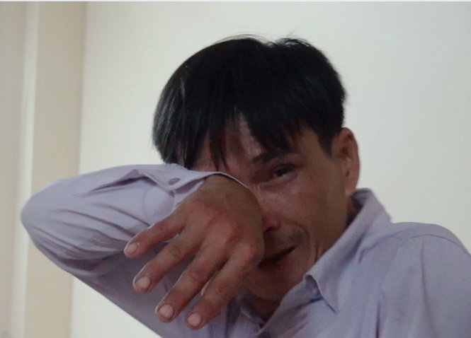 Tài xế Lương Hoàng Mỹ bật khóc khi nghe tòa tuyên thắng kiện