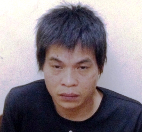 Nghi phạm Nguyễn Văn Mạnh tại cơ quan công an, theo tin pháp luật 24h qua