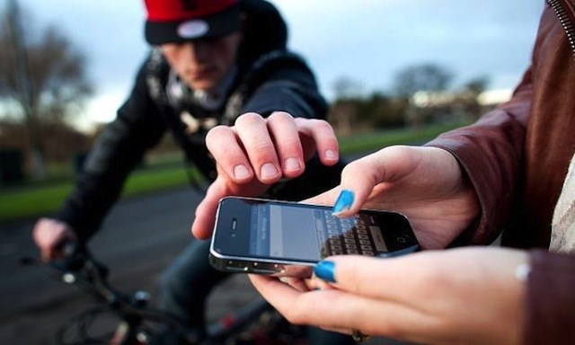 Cảnh s&aacute;t H&agrave; Nội x&aacute;c minh danh t&iacute;nh người bị cướp giật điện thoại tại ng&atilde; tư Nhổn v&agrave; đường Ho&agrave;ng Quốc Việt, theo những tin ph&aacute;p luật 24h qua