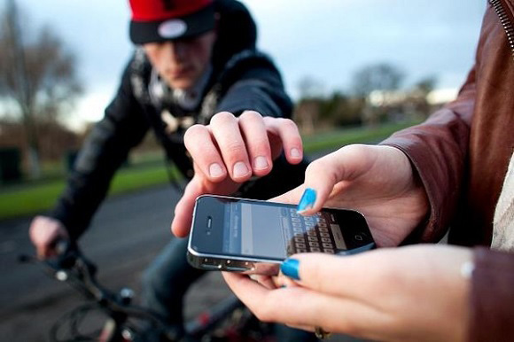 Khởi tố hai nh&oacute;m chuy&ecirc;n cướp t&agrave;i sản kh&aacute;ch nước ngo&agrave;i theo những tin tức ph&aacute;p luật online mới nhất trong ng&agrave;y. Ảnh: 