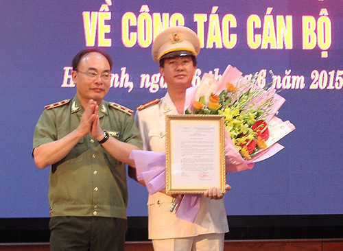 Đại tá Lê Văn Sao (bên phải) tại buổi lễ bổ nhiệm, theo những tin tức pháp luật online mới nhất trong ngày