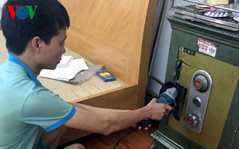 Bắt giữ người l&agrave;m thu&ecirc; cưa k&eacute;t sắt, trộm tiền của chủ l&agrave; một trong những tin tức ph&aacute;p luật online mới nhất h&ocirc;m nay