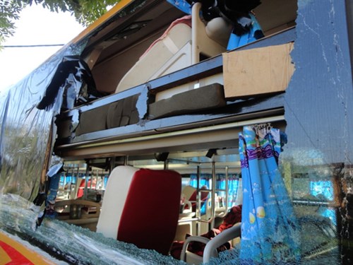 Những tin ph&aacute;p luật 24h qua đề cập đến t&igrave;nh trạng n&eacute;m đ&aacute; xe kh&aacute;ch hiện nay