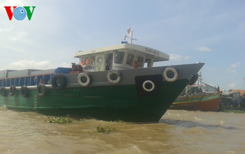 S&agrave; lan đang neo đậu tr&ecirc;n s&ocirc;ng Tiền bị mất 400 tấn gạo, theo những tin ph&aacute;p luật mới nhất h&ocirc;m nay