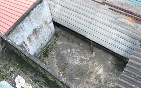Mái nhà nơi tên cướp trú ẩn trước khi bị công an bắt
