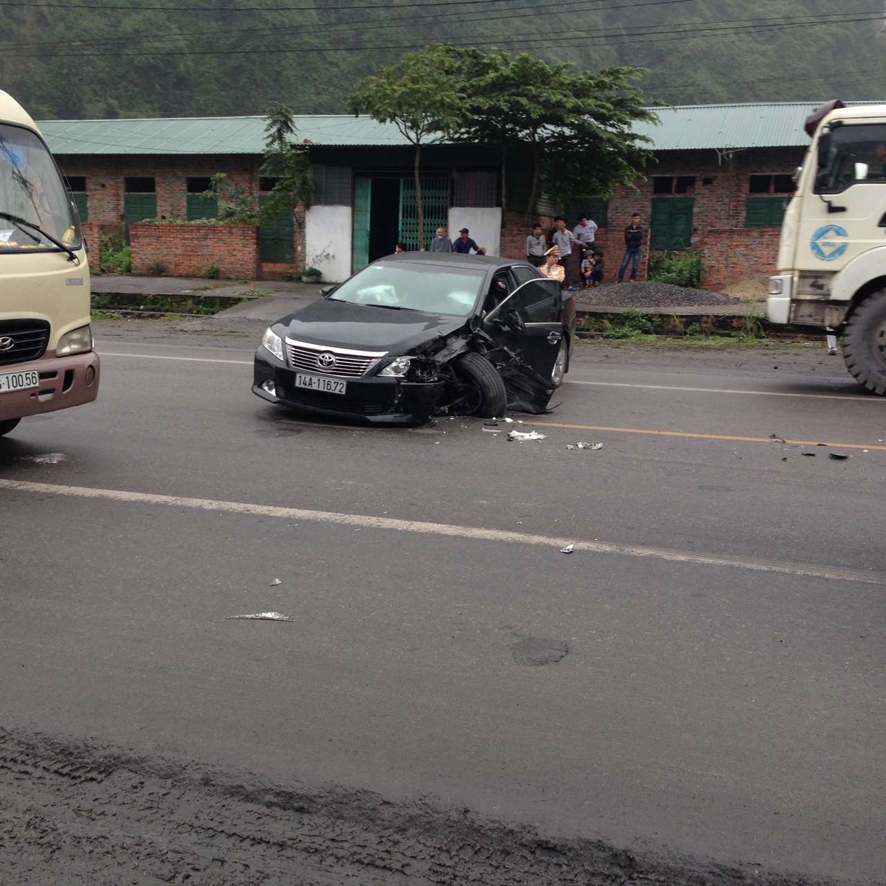 Tin tức tai nạn giao thông mới nhất tài xế may mắn được cứu thoát ra khỏi chiếc xe Camry rúm ró
