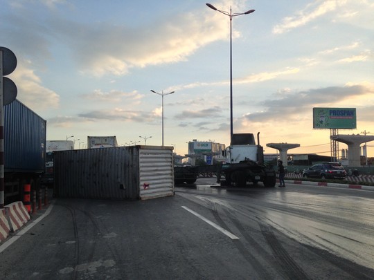 Tin tức tai nạn giao thông mới nhất xe container đánh rơi thùng hàng khi đang lưu thông trên cầu