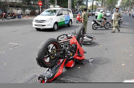 Tin tức tai nạn giao thông mới nhất xe mô tô phân khối lớn gây tai nạn lật ngửa trên đường