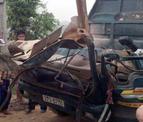 Tin tức tai nạn giao thông mới nhất, xe tải húc đổ cổng làng một người chết