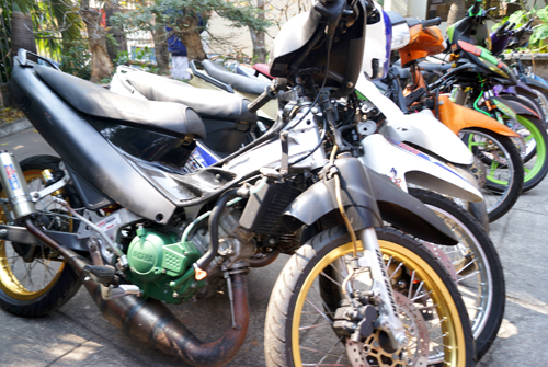 Tin tức mới nhất xử phạt h&agrave;ng trăm triệu đồng với những thanh thiếu ni&ecirc;n chạy xe m&aacute;y lạng l&aacute;ch, đ&aacute;nh v&otilde;ng ở B&igrave;nh Dương