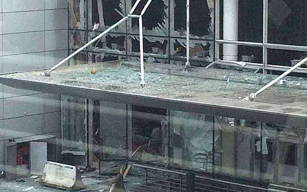 Tin tức thời sự 24h ngày 22/3 đề cập đến việc Sân bay Bỉ rung chuyển vì hai vụ nổ lớn