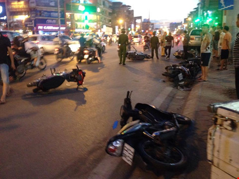 Trong những tin tức thời sự 24h hôm nay có việc  ô tô 7 chỗ đâm liên hoàn loạt xe máy trên phố Xã Đàn