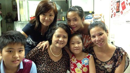 Bà Hạnh (giữa) với các con cháu và chị Trang - người con bị trao nhầm (bên phải)