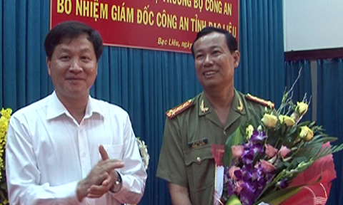  Đại tá Lê Tấn Tới, tân giám đốc Công an tỉnh Bạc Liêu (bên phải) là một trong những tin tức thời sự nổi bật 24h qua