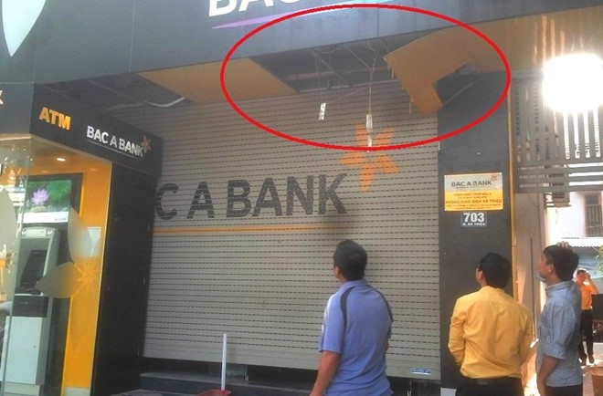 Hiện trường xảy ra vụ việc bảo vệ ngân hàng Bắc Á bị cửa cuốn kẹp chết là một trong những tin tức thời sự nổi bật 24h qua