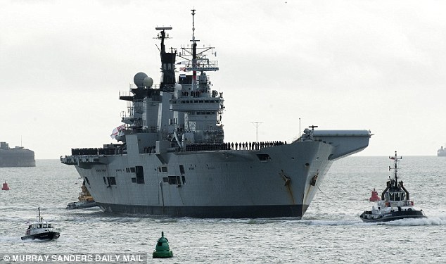 Tin tức thời sự mới nhất cho biết, hơn 25 nữ binh lính đã buộc phải khẩn cấp di dời khỏi các tàu chiến thuộc Lực lượng hải quân Hoàng gia Anh 