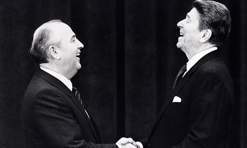 Tin tức thời sự thế giới cho hay cựu Tổng thống Mỹ Ronald Reagan từng đề nghị nhà lãnh đạo Liên Xô Mikhail Gorbachev 