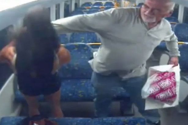Theo tin tức mới nhất, một người đàn ông đã đánh một nữ hành khách dã man ngay trên xe buýt vì bị từ chối bắt tay. Ảnh Mirror
