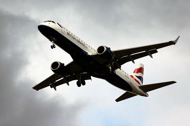 Máy bay buộc phải quay lại London để đảm bảo lý do an toàn và sức khỏe, theo tin tức mới nhất. Ảnh Mirror