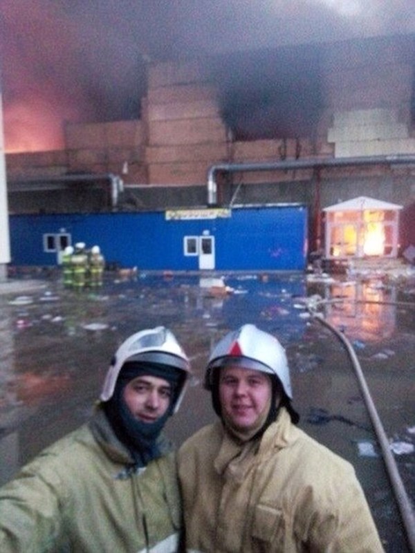 Hai lính cứu hỏa hồn nhiên chụp ảnh tự sướng khi đang làm nhiệm vụ, theo tin tức mới nhất từ báo Tiền Phong